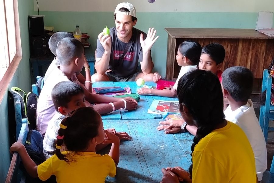 Volunteers and learners together in a Sri Lankan classroom