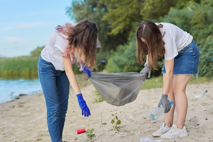 Volunteers collecting litter on a Sri Lankan beach