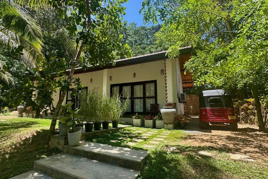Volunteer accommodation surrounded by greenery in Galle